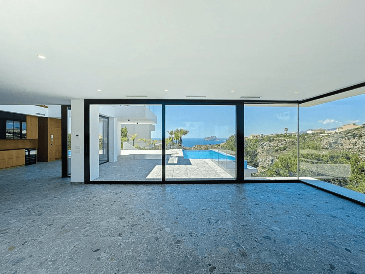 Villa moderne à Cumbre del Sol avec vue sur la mer, à ne pas manquer.