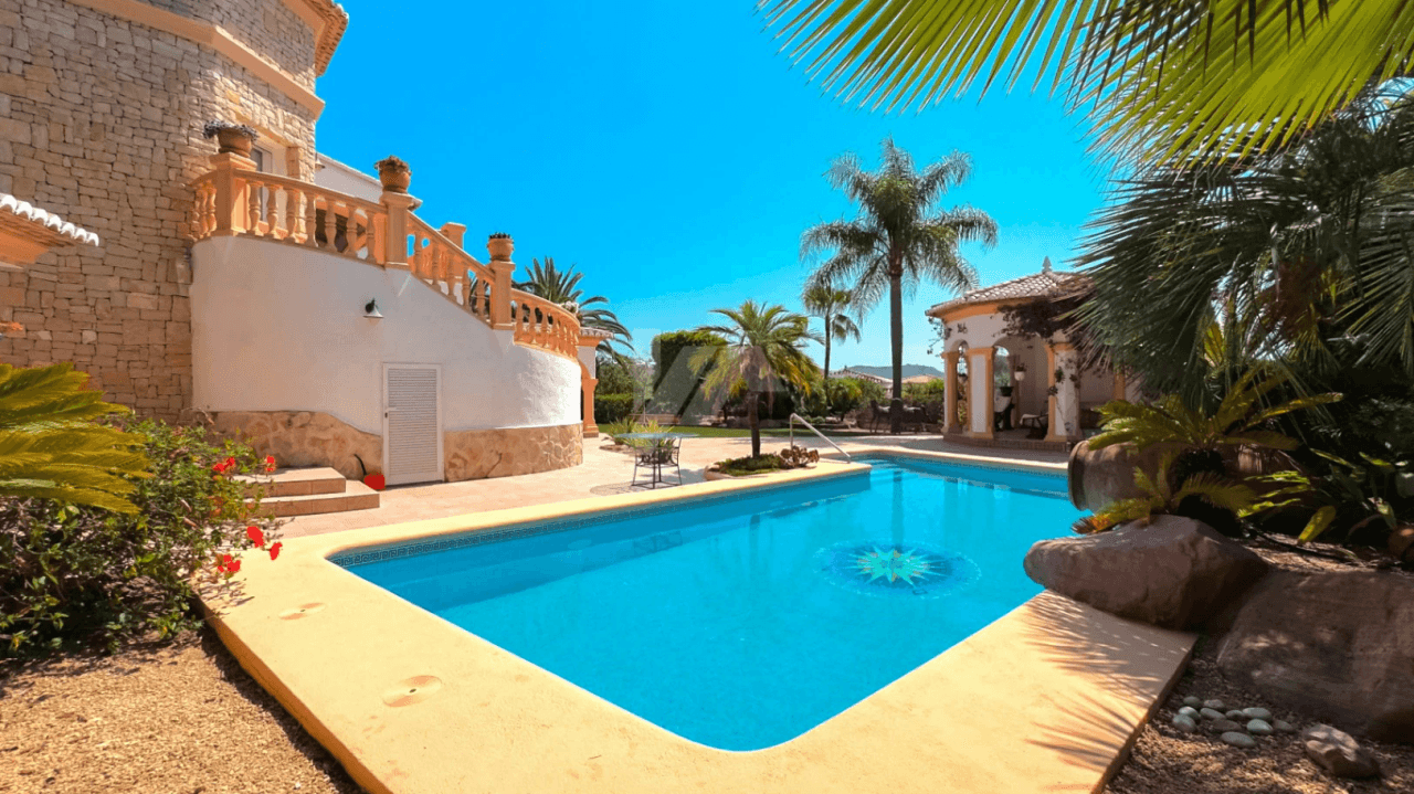 Villa de lujo en venta en Moraira con vistas al mar.