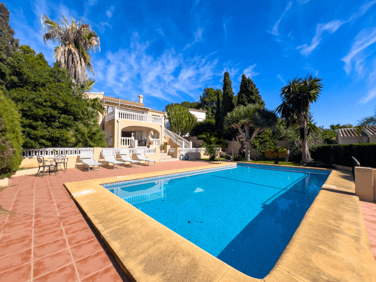 Villa avec vue sur la mer à vendre à Moraira, à distance de marche du centre.