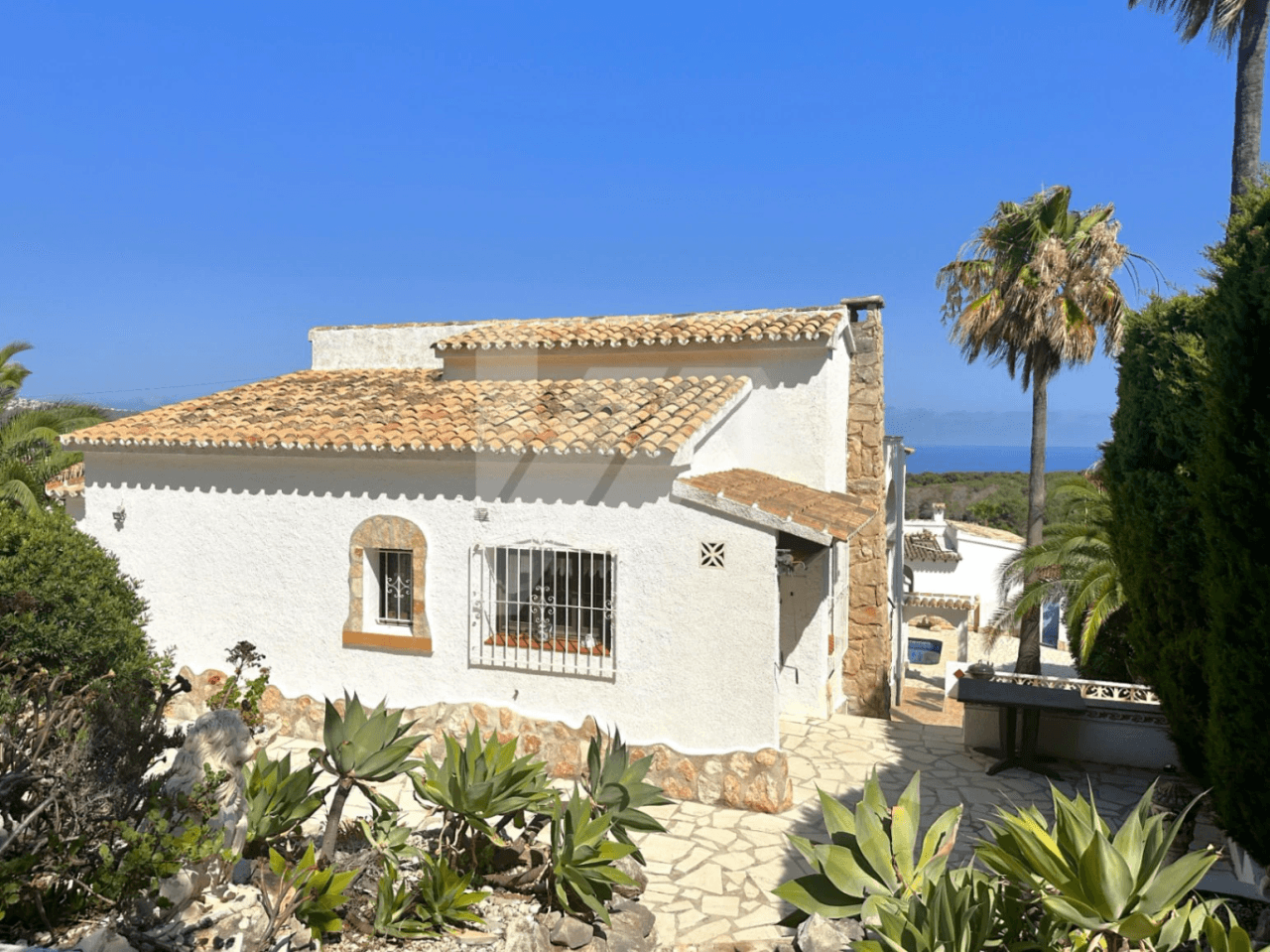Villa à vendre à Moraira avec des vues spectaculaires sur la mer.