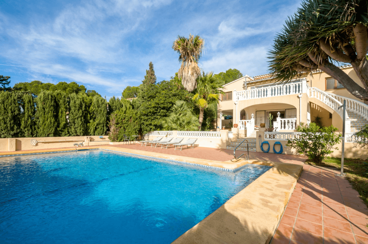 Villa avec vue sur la mer à vendre à Moraira, à distance de marche du centre.
