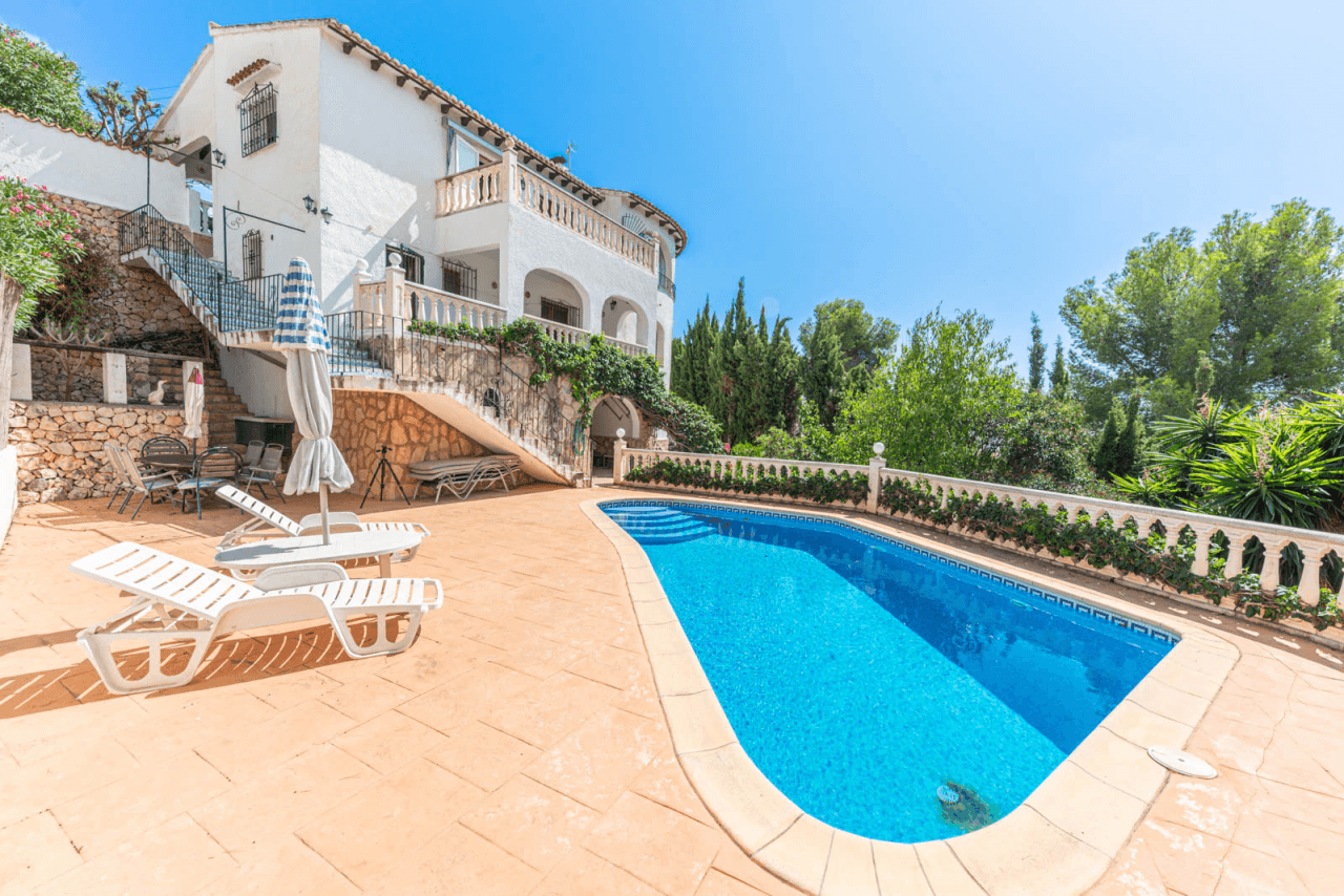 Villa à vendre à Benissa, Montemar, avec piscine privée.