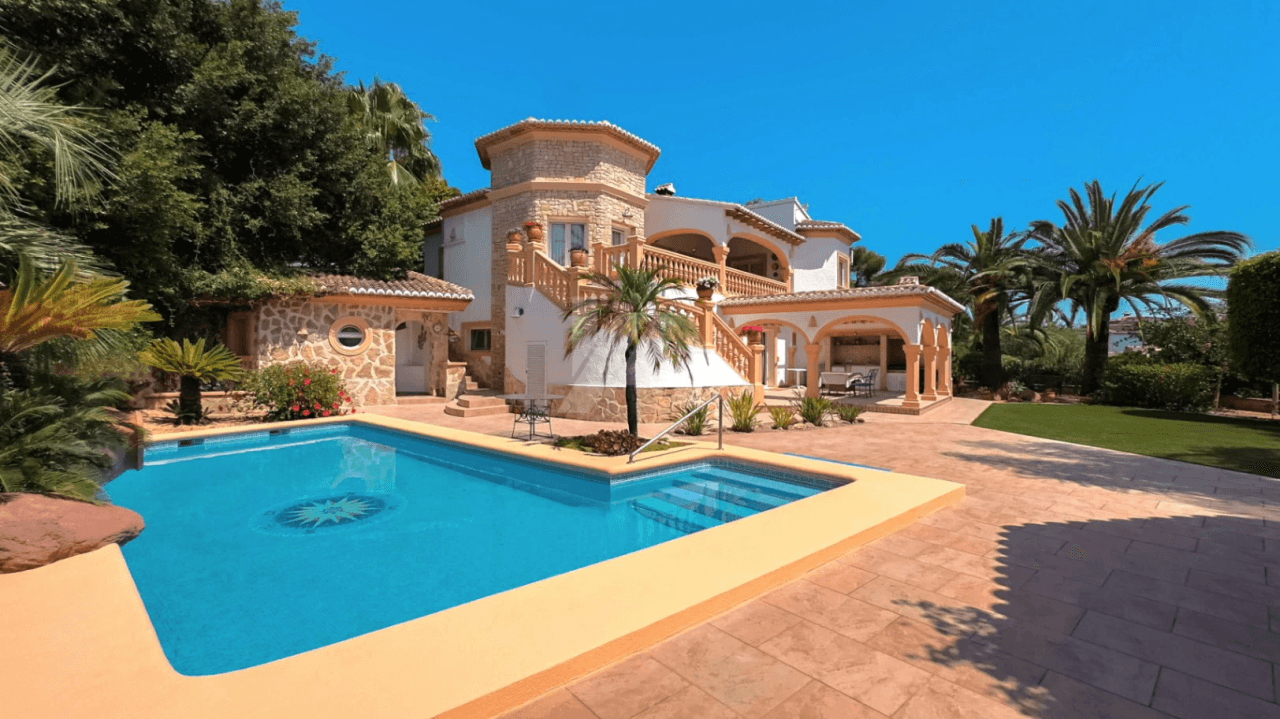 Villa de lujo en venta en Moraira con vistas al mar.