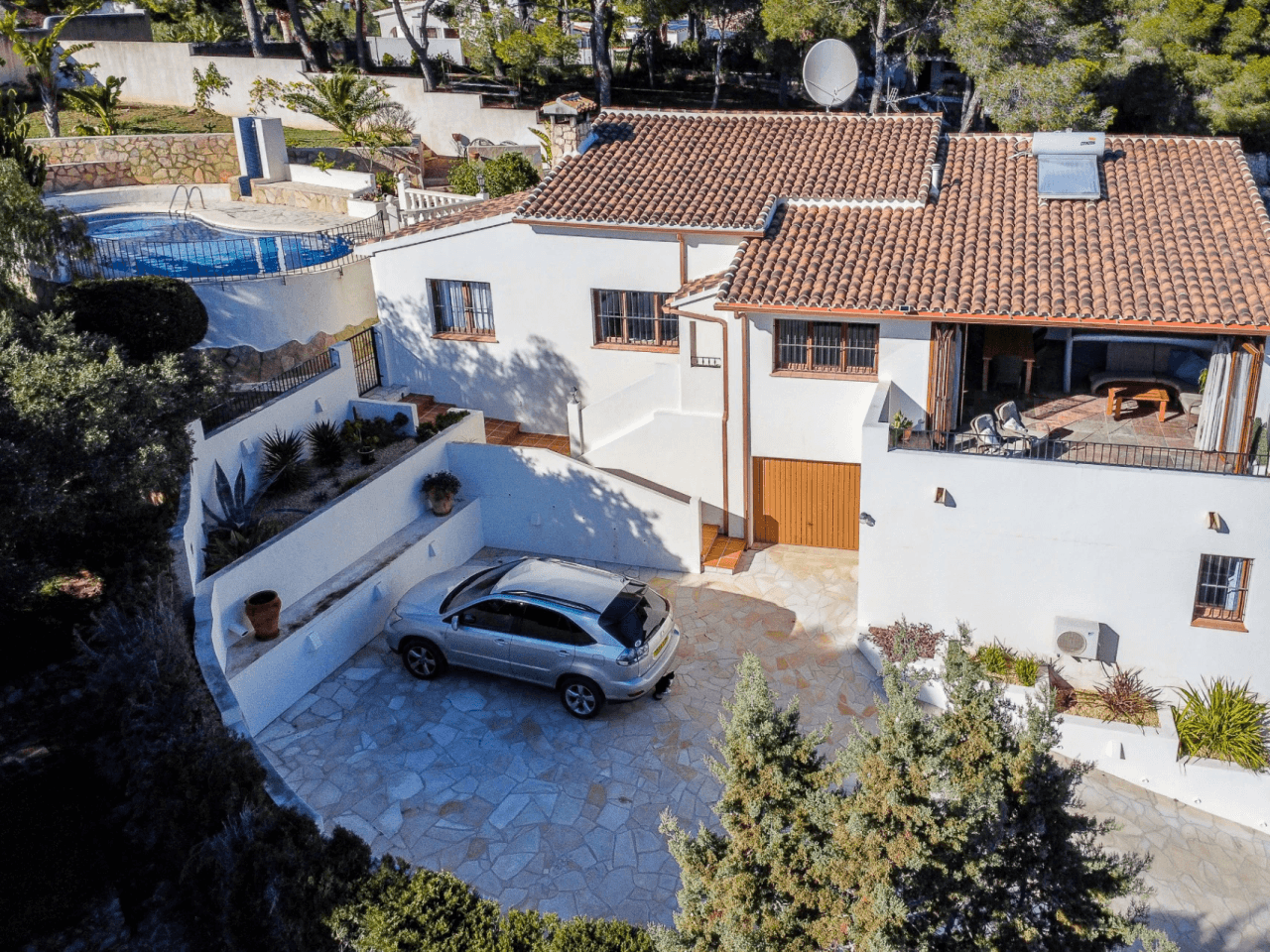 Villa avec vue sur la mer à vendre à Moraira, à distance de marche de la plage.