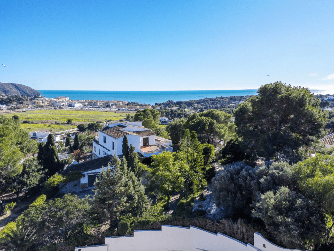 Villa avec vue sur la mer à vendre à Moraira, à distance de marche de la plage.