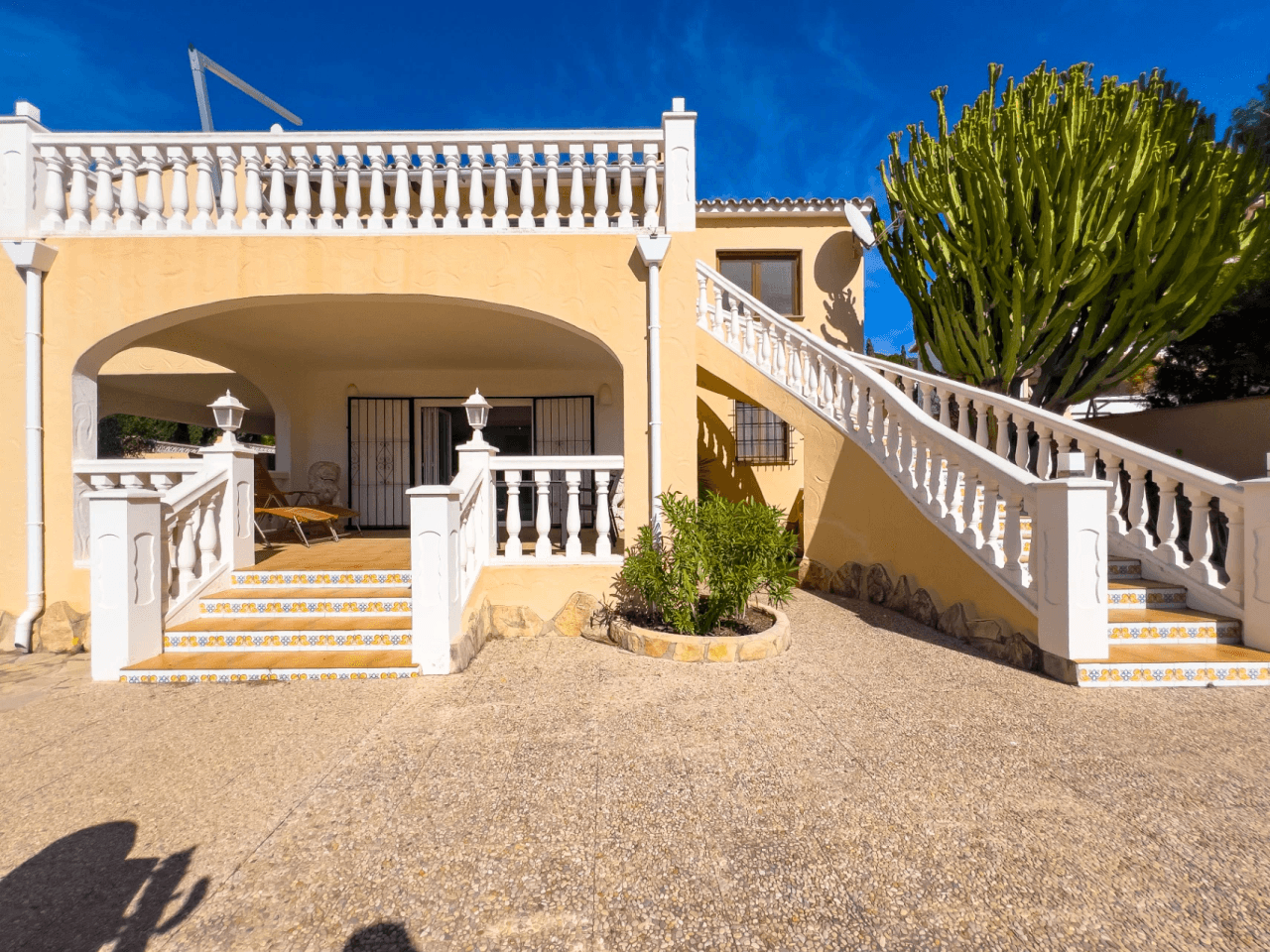 Villa avec vue sur la mer à vendre à Moraira, à distance de marche du centre.