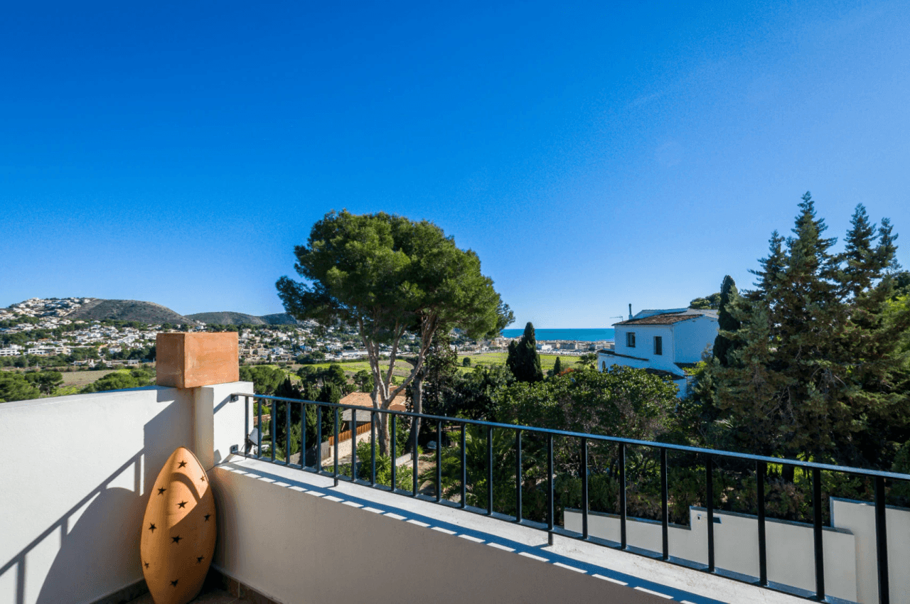 Villa avec vue sur la mer à vendre à Moraira, à distance de marche de la plage.