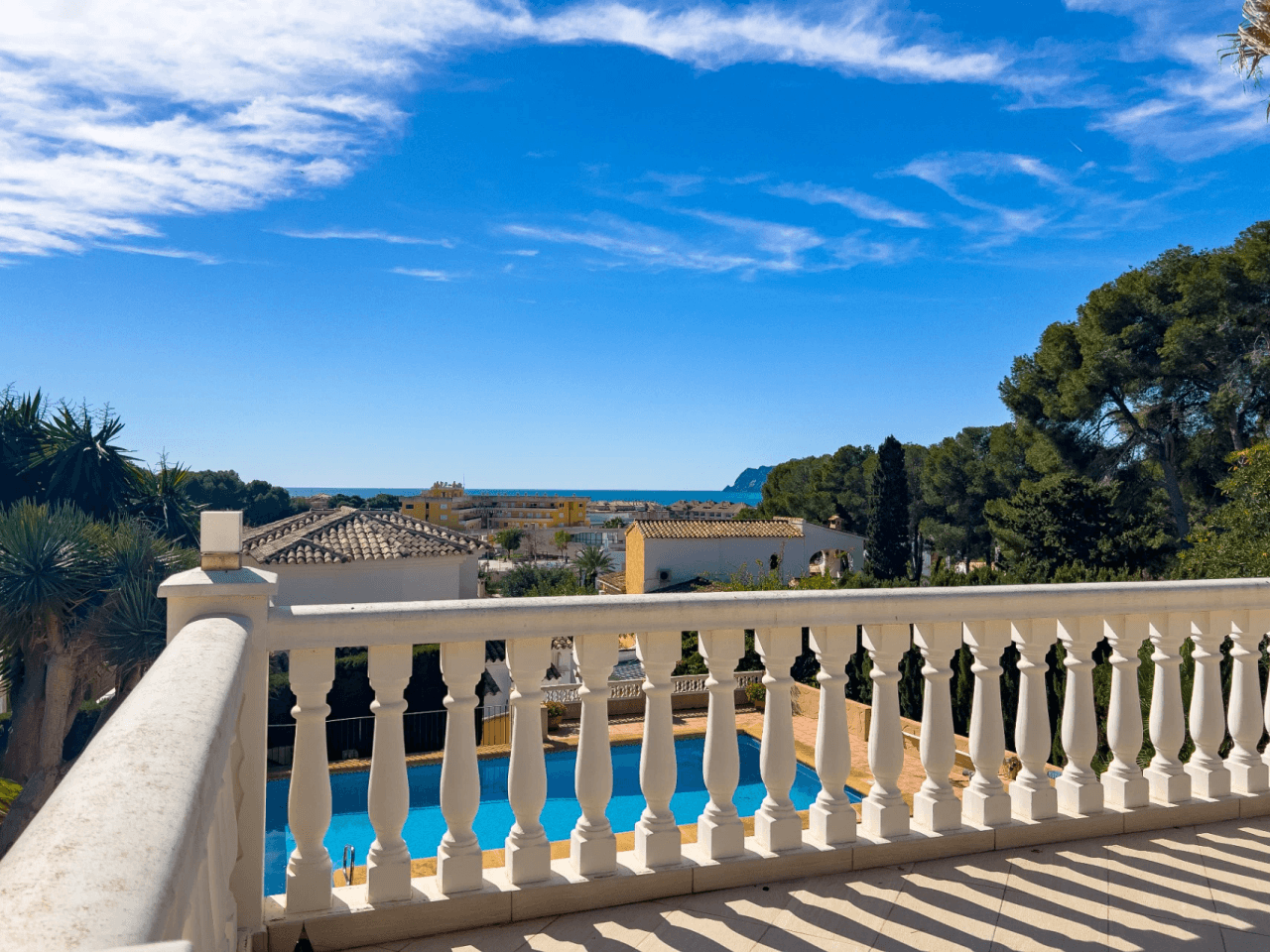 Villa avec vue sur la mer à vendre à Moraira, à distance de marche du centre.