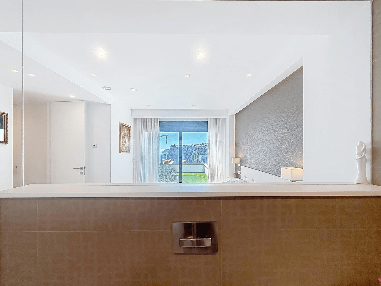 Cumbre del Sol appartement moderne de luxe avec des vues panoramiques spectaculaires sur la mer et les falaises.