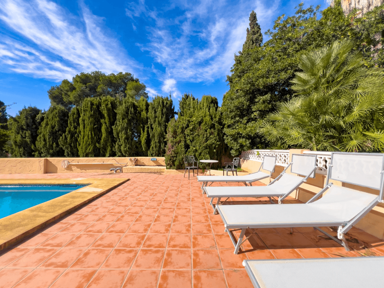 Villa avec vue sur la mer à vendre à Moraira, à distance de marche du centre.