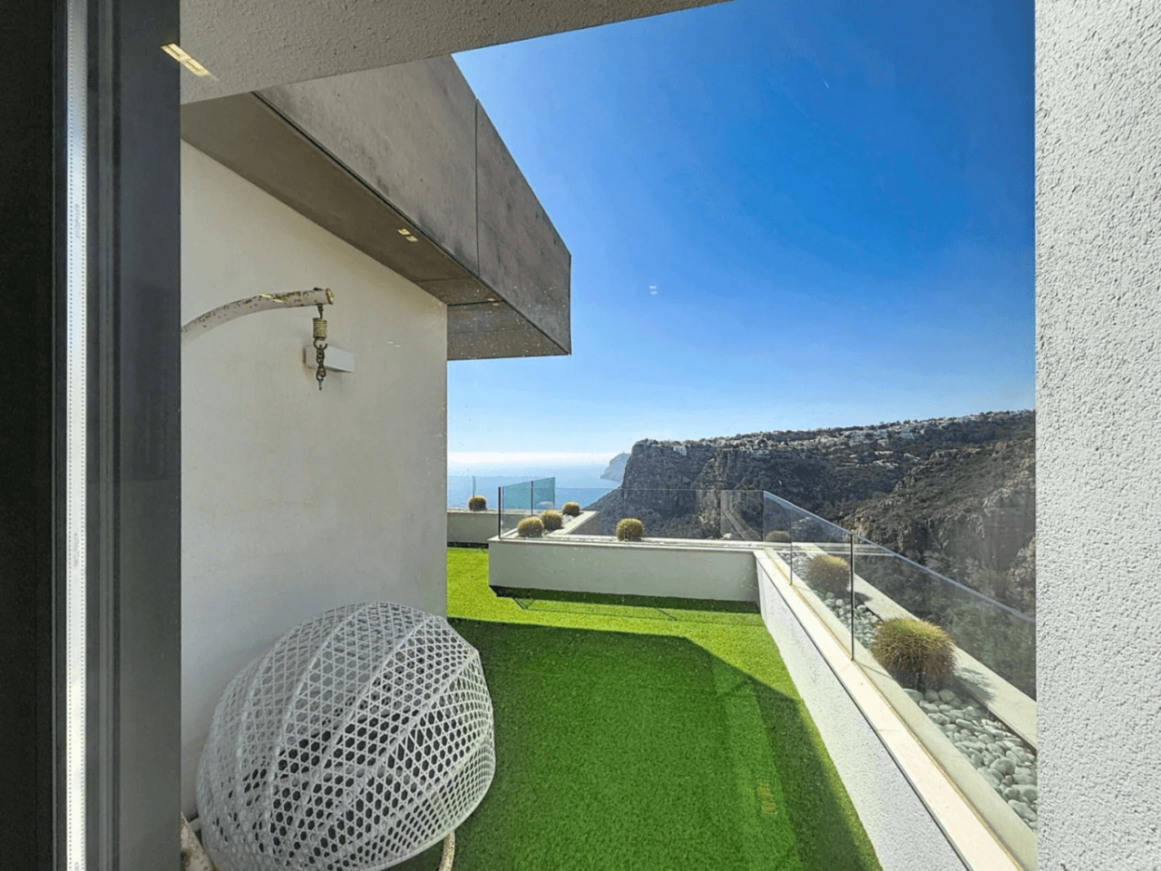 Cumbre del Sol appartement moderne de luxe avec des vues panoramiques spectaculaires sur la mer et les falaises.