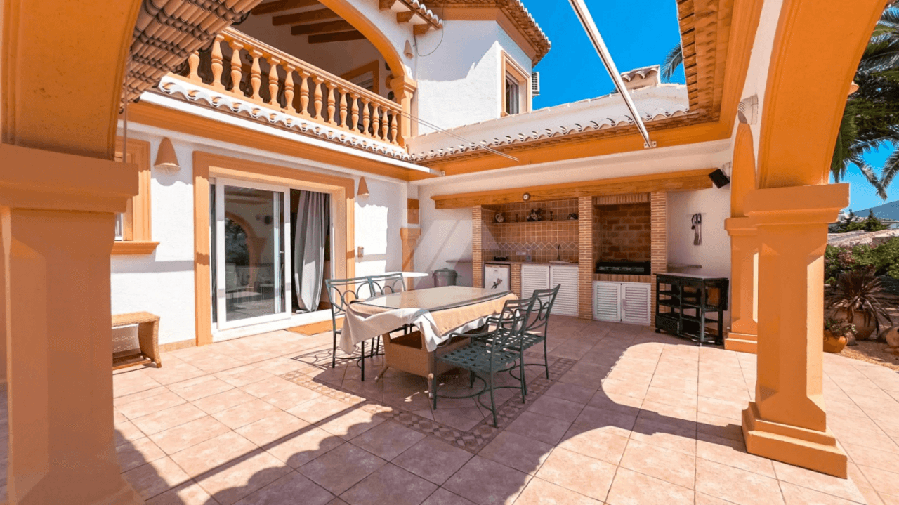 Villa de lujo en venta en Moraira con vistas al mar.