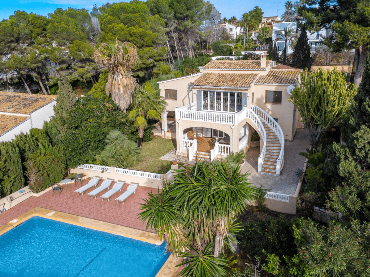 Villa avec vue sur la mer à vendre à Moraira, à distance de marche du centre.