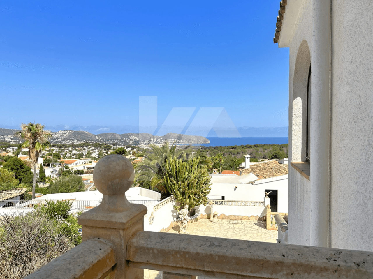 Villa à vendre à Moraira avec des vues spectaculaires sur la mer.