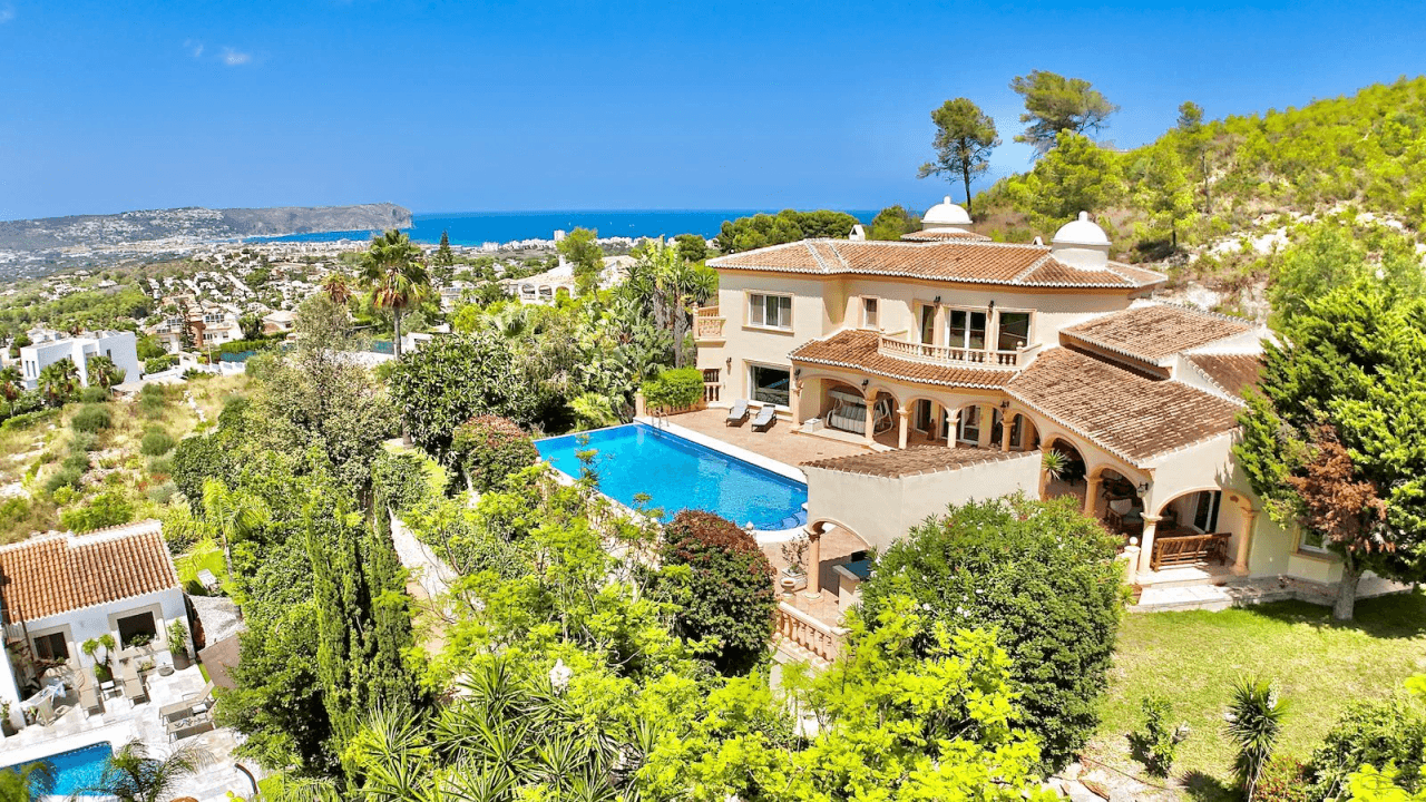 Magnifique villa de luxe à vendre à Javea avec vue sur la mer et le Montgó.
