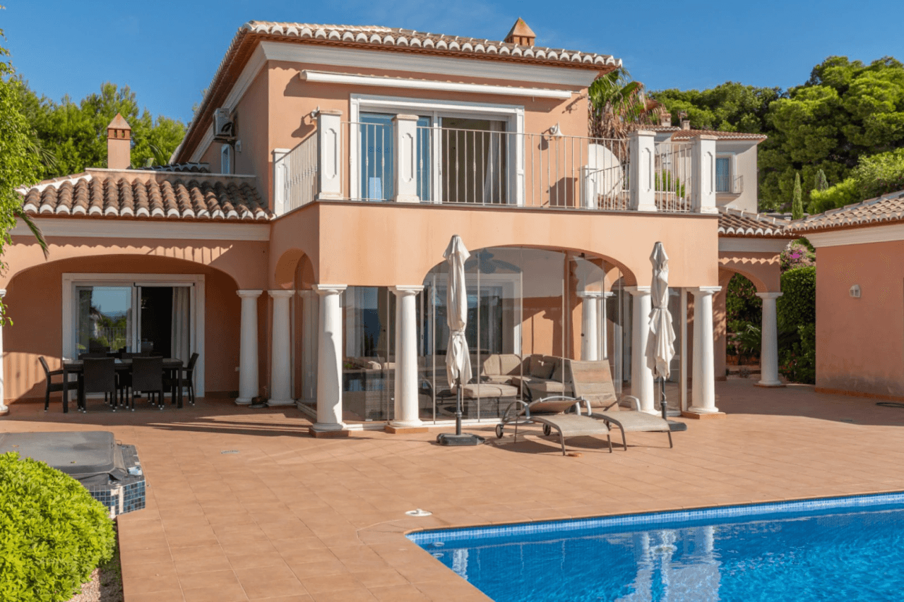 Villa de lujo en segunda línea de playa en el corazón de Moraira