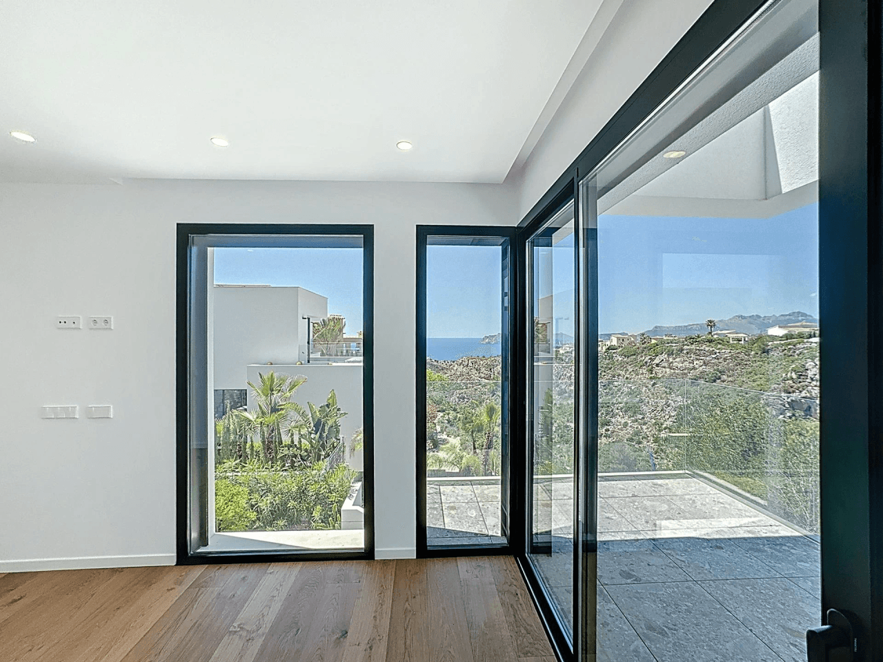 Villa moderne à Cumbre del Sol avec vue sur la mer, à ne pas manquer.