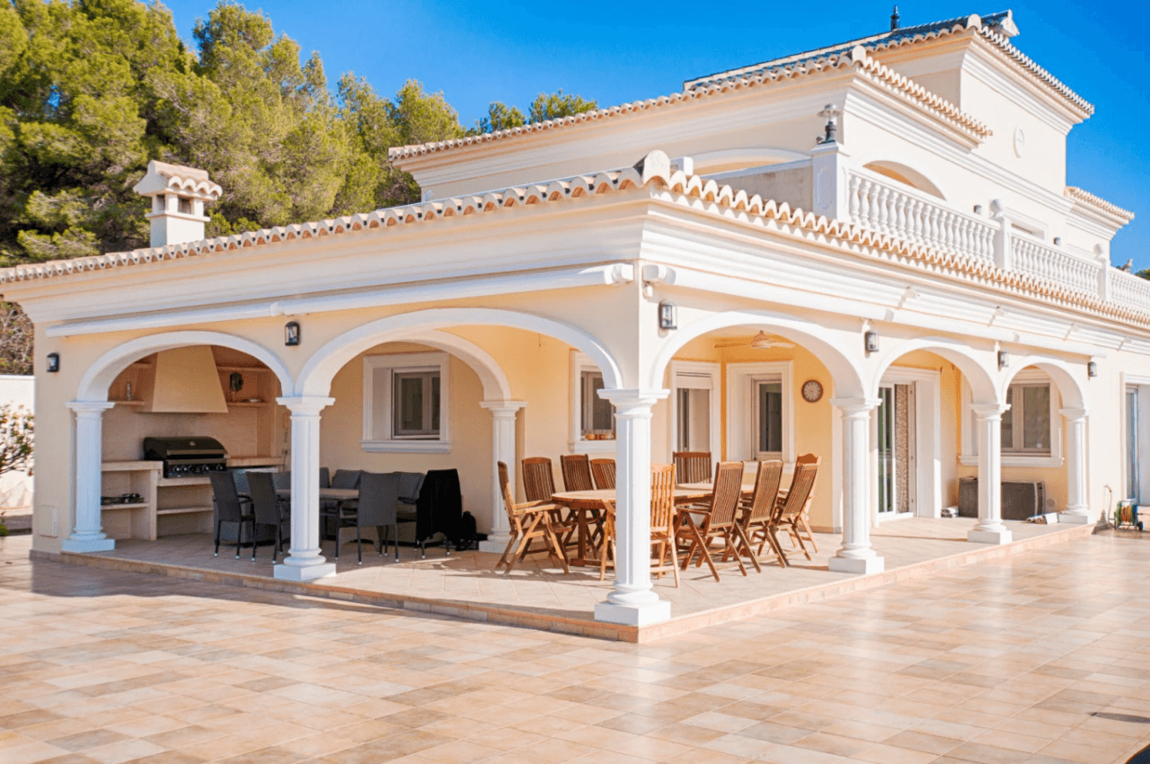 Grande villa élégante avec vue sur la mer à vendre à Moraira
