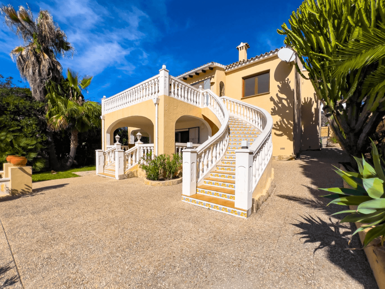 Villa avec vue sur la mer à vendre à Moraira, à distance de marche du centre.