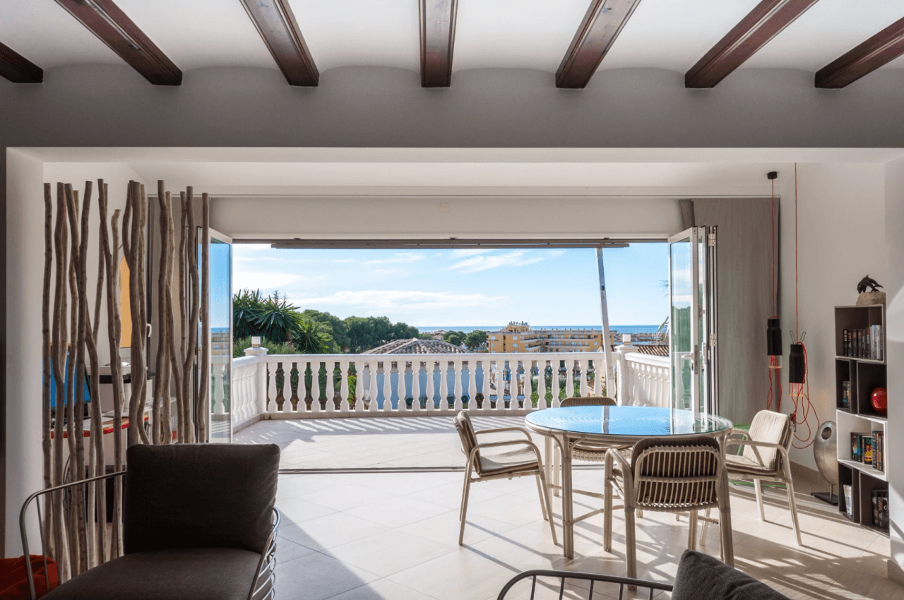 Villa avec vue sur la mer à vendre à Moraira, à distance de marche du centre.