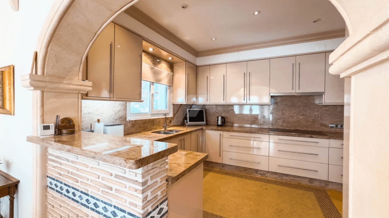 Villa de lujo en venta en Moraira con vistas al mar.