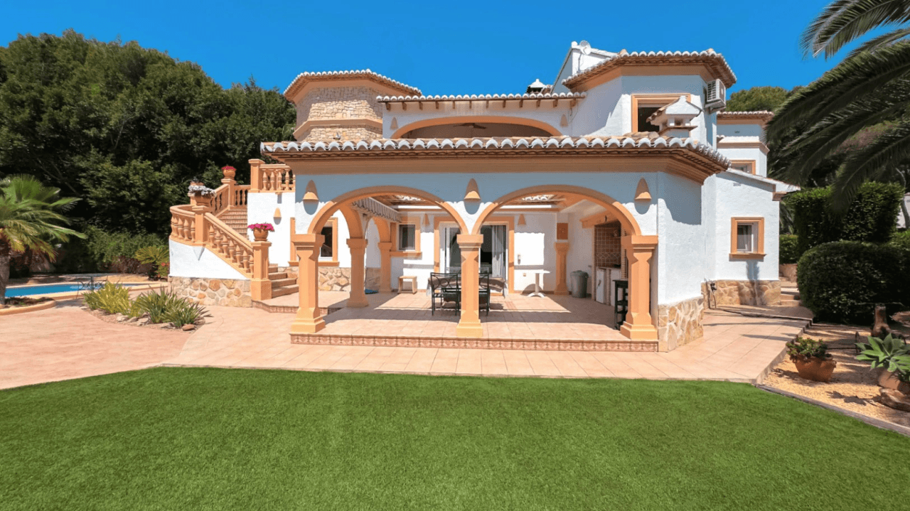 Villa de lujo en venta en Moraira con vistas al mar.