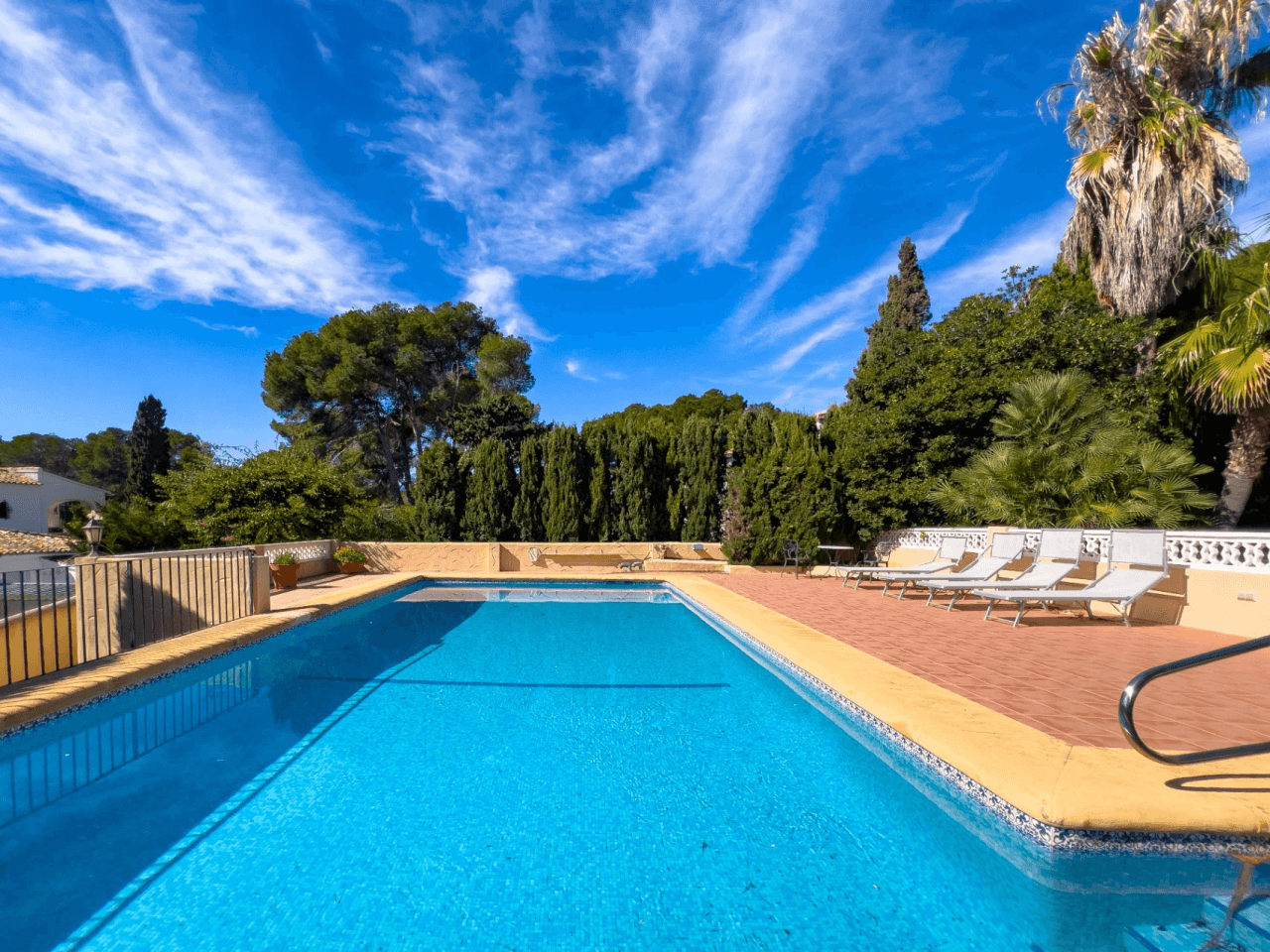 Villa avec vue sur la mer à vendre à Moraira, à distance de marche du centre.