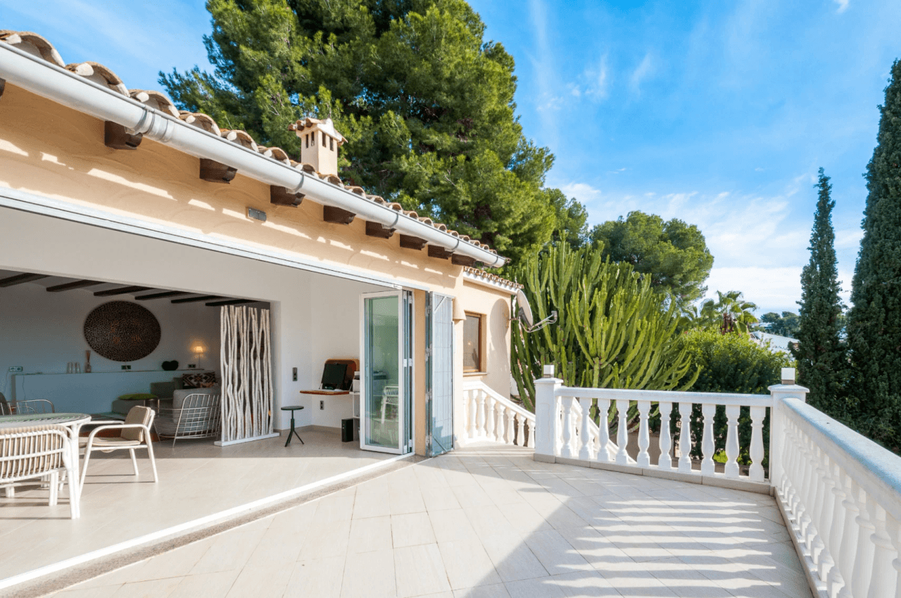 Villa avec vue sur la mer à vendre à Moraira, à distance de marche du centre.