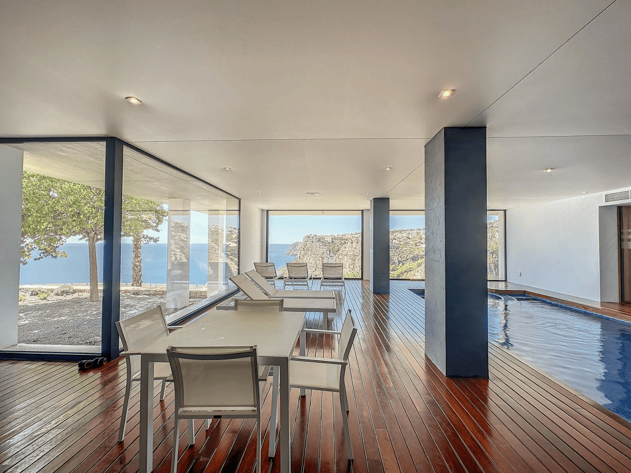 Cumbre del Sol appartement moderne de luxe avec des vues panoramiques spectaculaires sur la mer et les falaises.