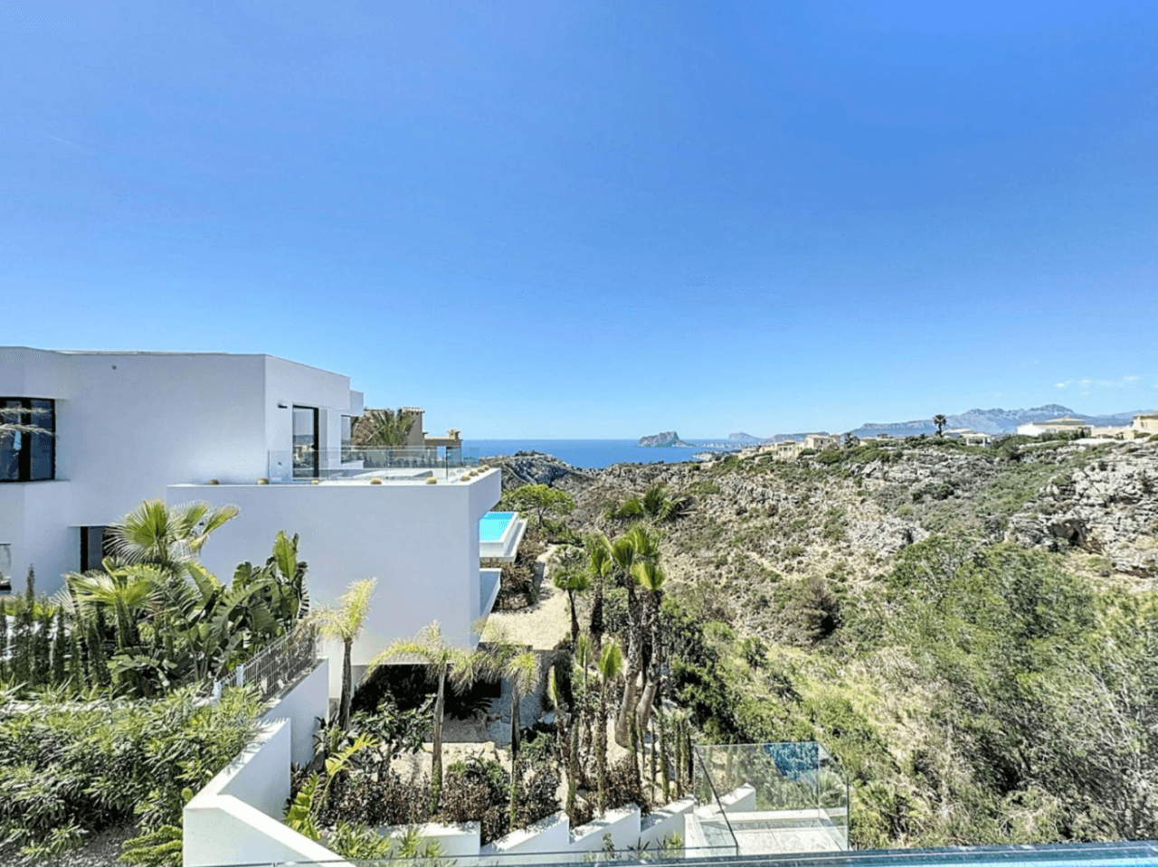 Villa moderne à Cumbre del Sol avec vue sur la mer, à ne pas manquer.