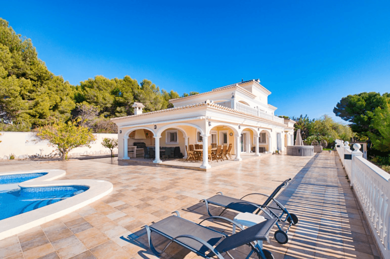 Grande villa élégante avec vue sur la mer à vendre à Moraira