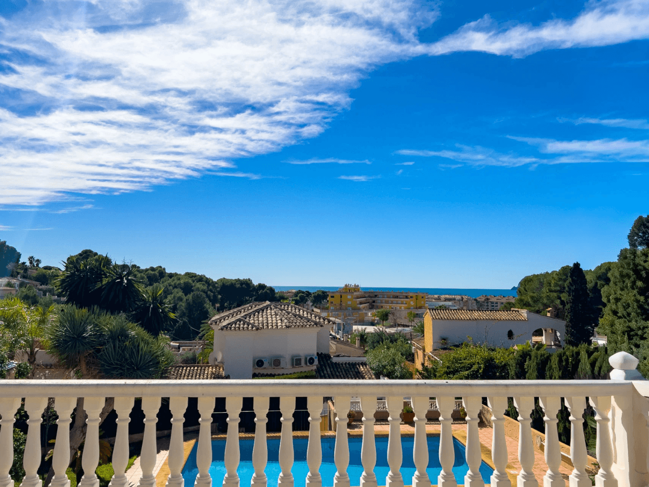 Villa avec vue sur la mer à vendre à Moraira, à distance de marche du centre.