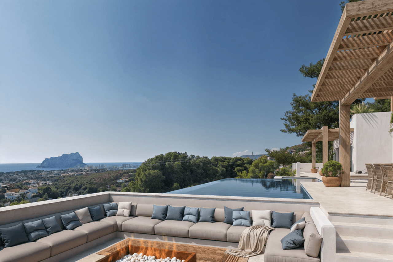 Villa neuve de style ibérique exclusive à Benissa avec vue panoramique et équipements de luxe.