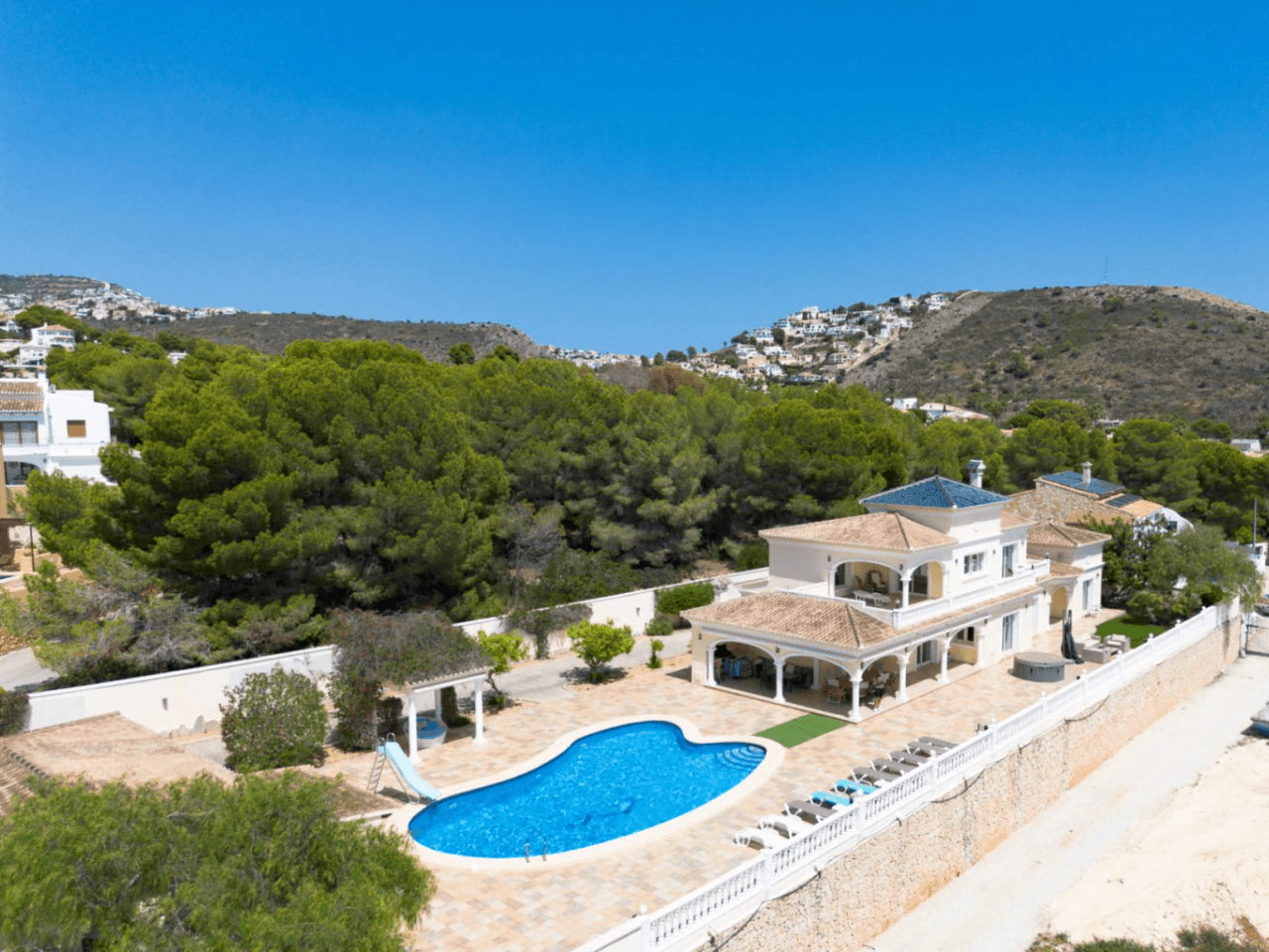 Grande villa élégante avec vue sur la mer à vendre à Moraira
