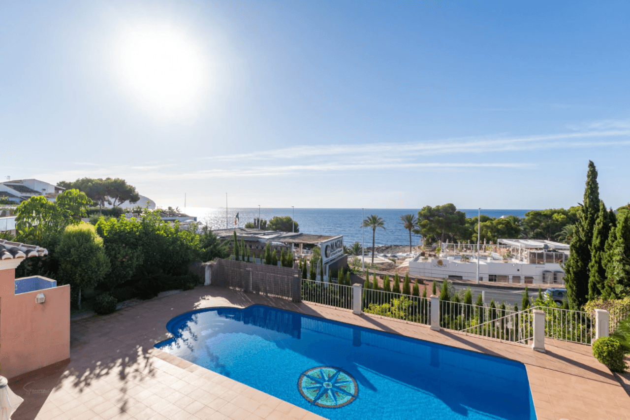 Villa de lujo en segunda línea de playa en el corazón de Moraira