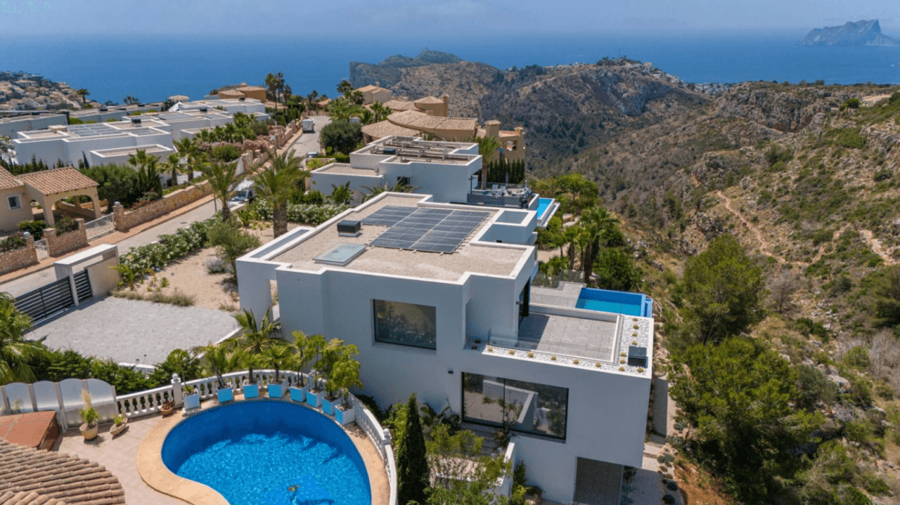 Villa moderne à Cumbre del Sol avec vue sur la mer, à ne pas manquer.
