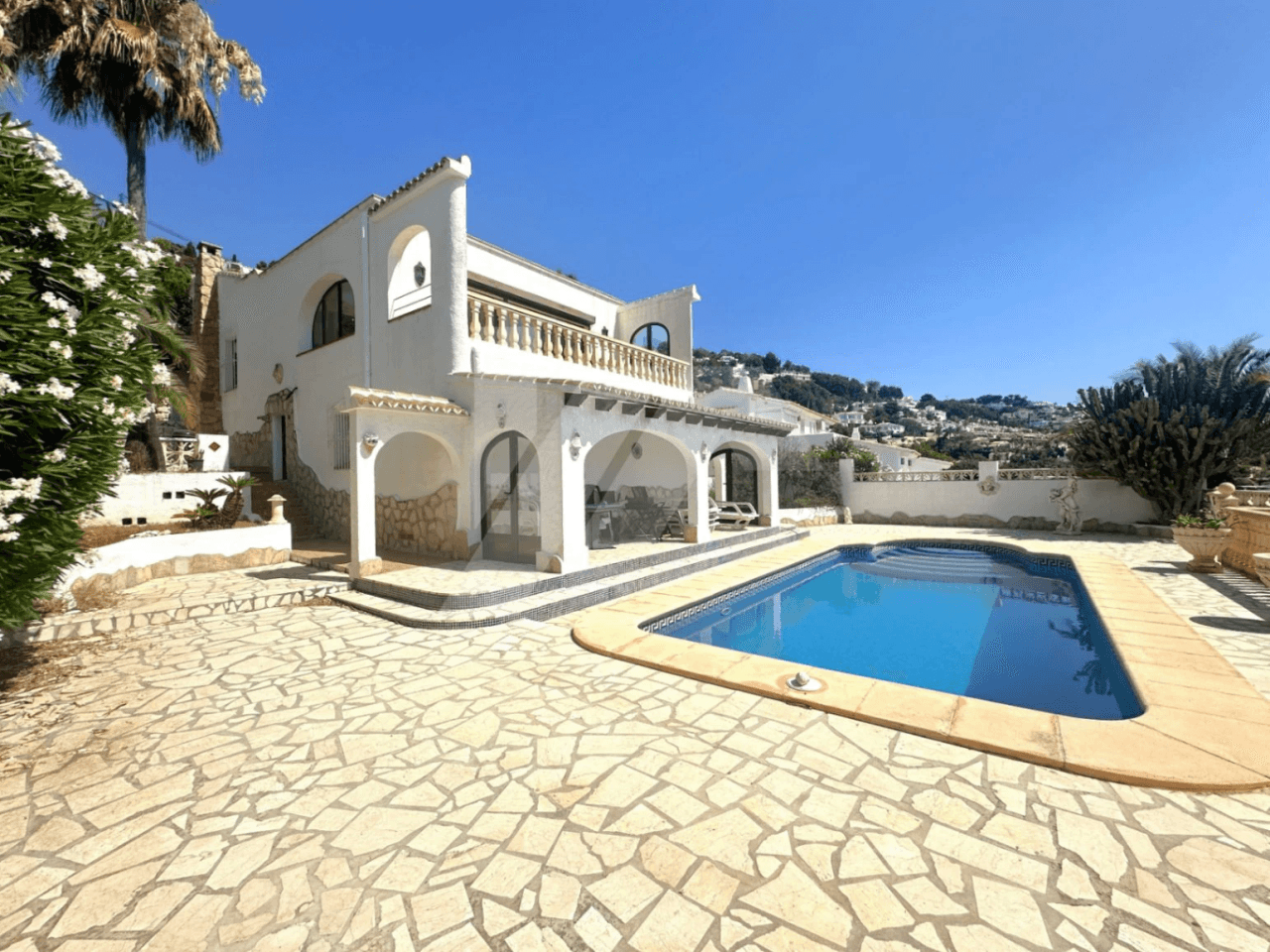 Villa à vendre à Moraira avec des vues spectaculaires sur la mer.