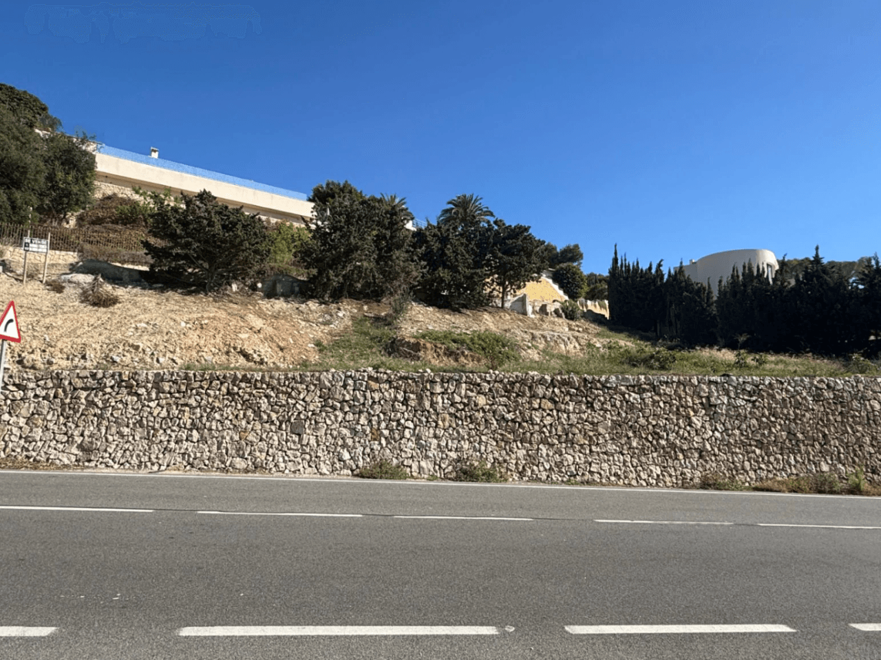 Amplia parcela con vistas al mar en venta en Benissa