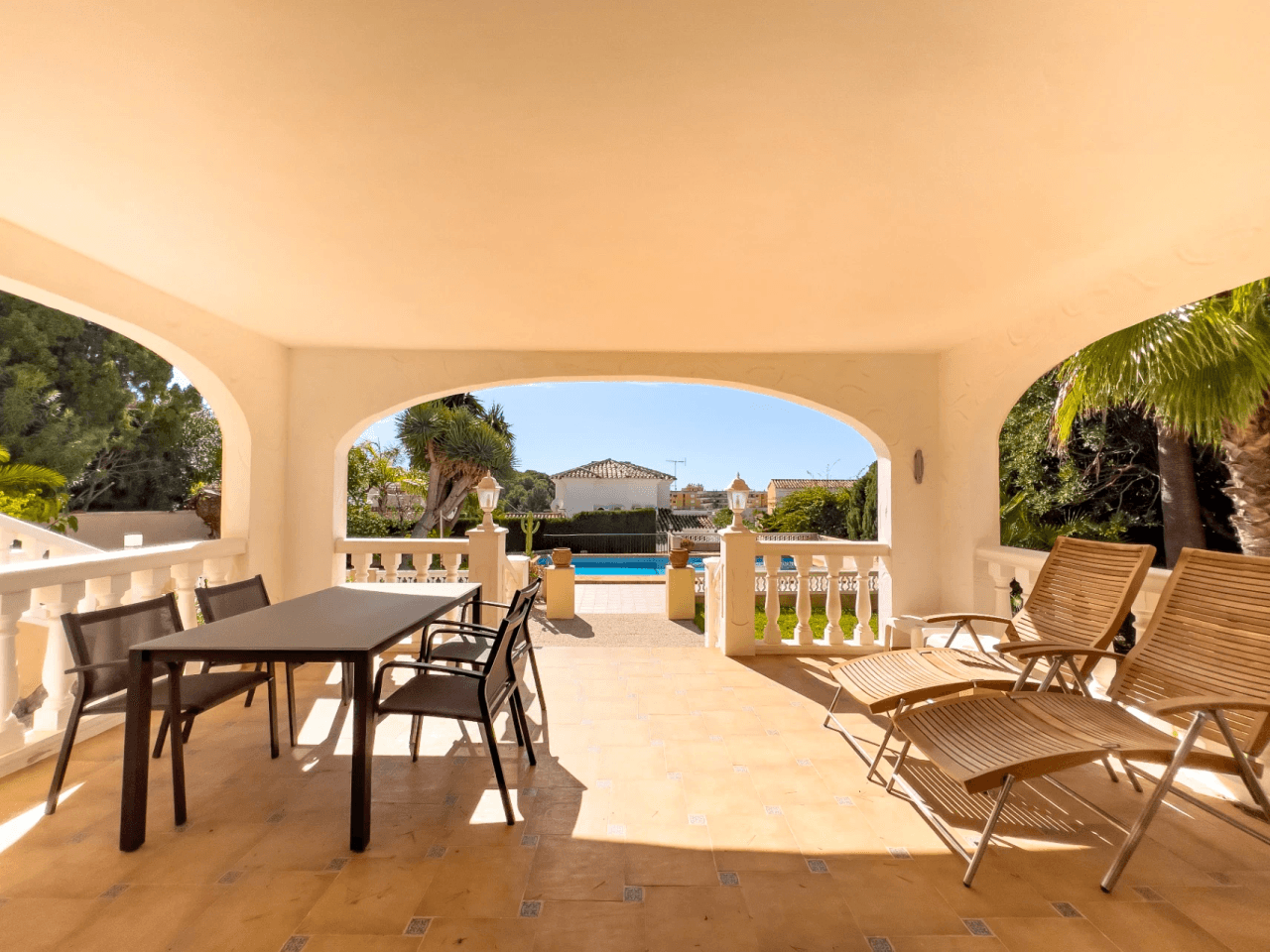 Villa avec vue sur la mer à vendre à Moraira, à distance de marche du centre.