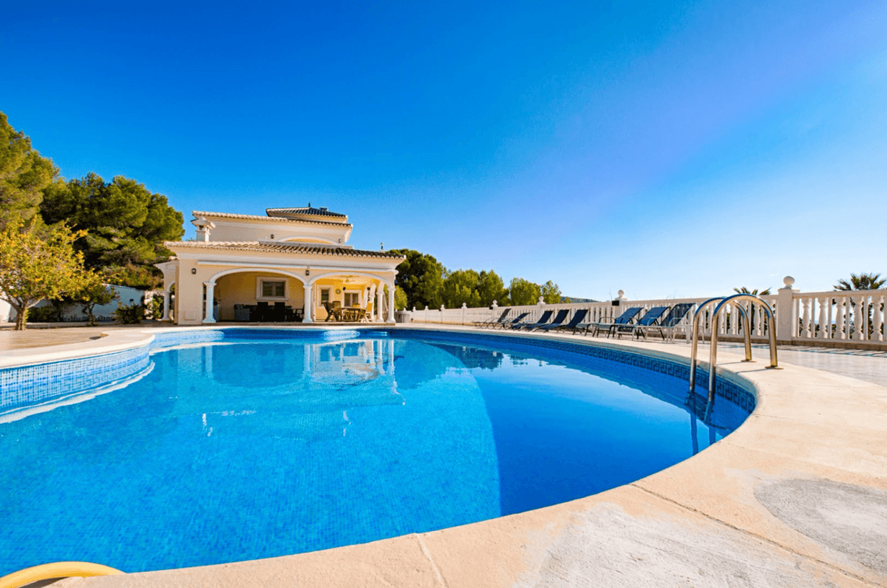 Grande villa élégante avec vue sur la mer à vendre à Moraira