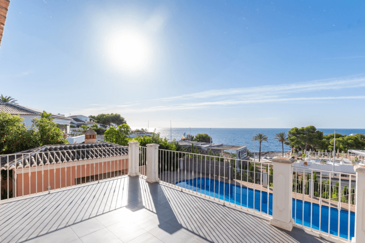 Villa de lujo en segunda línea de playa en el corazón de Moraira