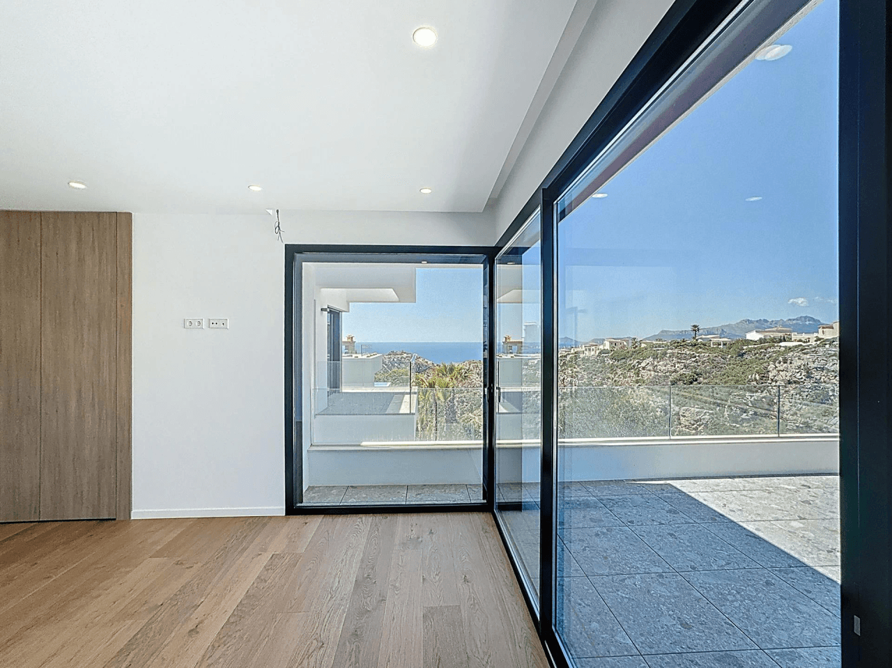 Villa moderne à Cumbre del Sol avec vue sur la mer, à ne pas manquer.