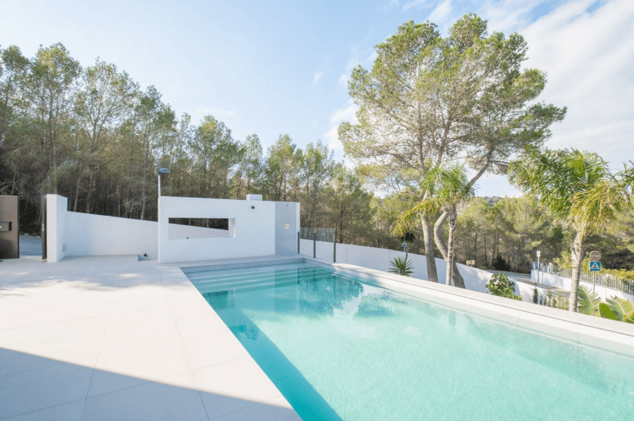 VILLA NOUVELLEMENT CONSTRUITE À TEULADA, SITUÉE DANS LE QUARTIER DE BENIMEIT