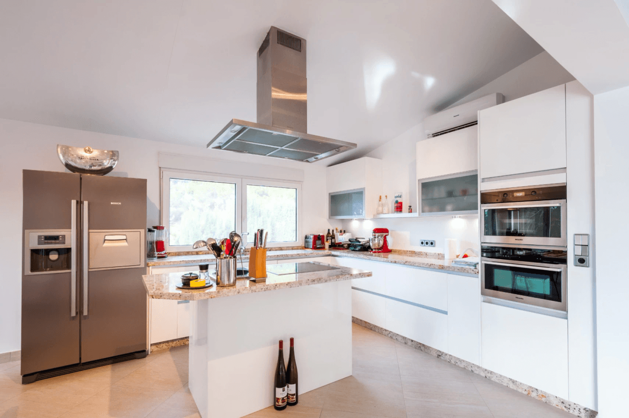 Villa avec vue sur la mer à vendre à Moraira, à distance de marche du centre.