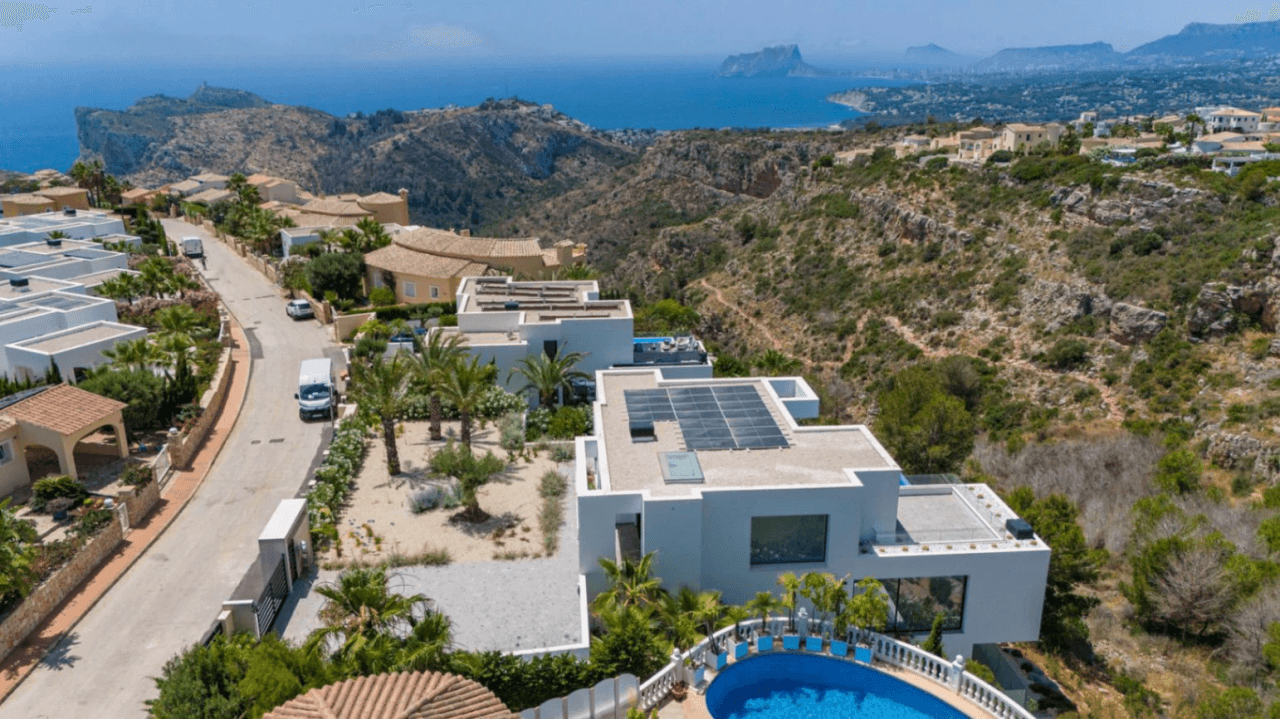 Villa moderne à Cumbre del Sol avec vue sur la mer, à ne pas manquer.