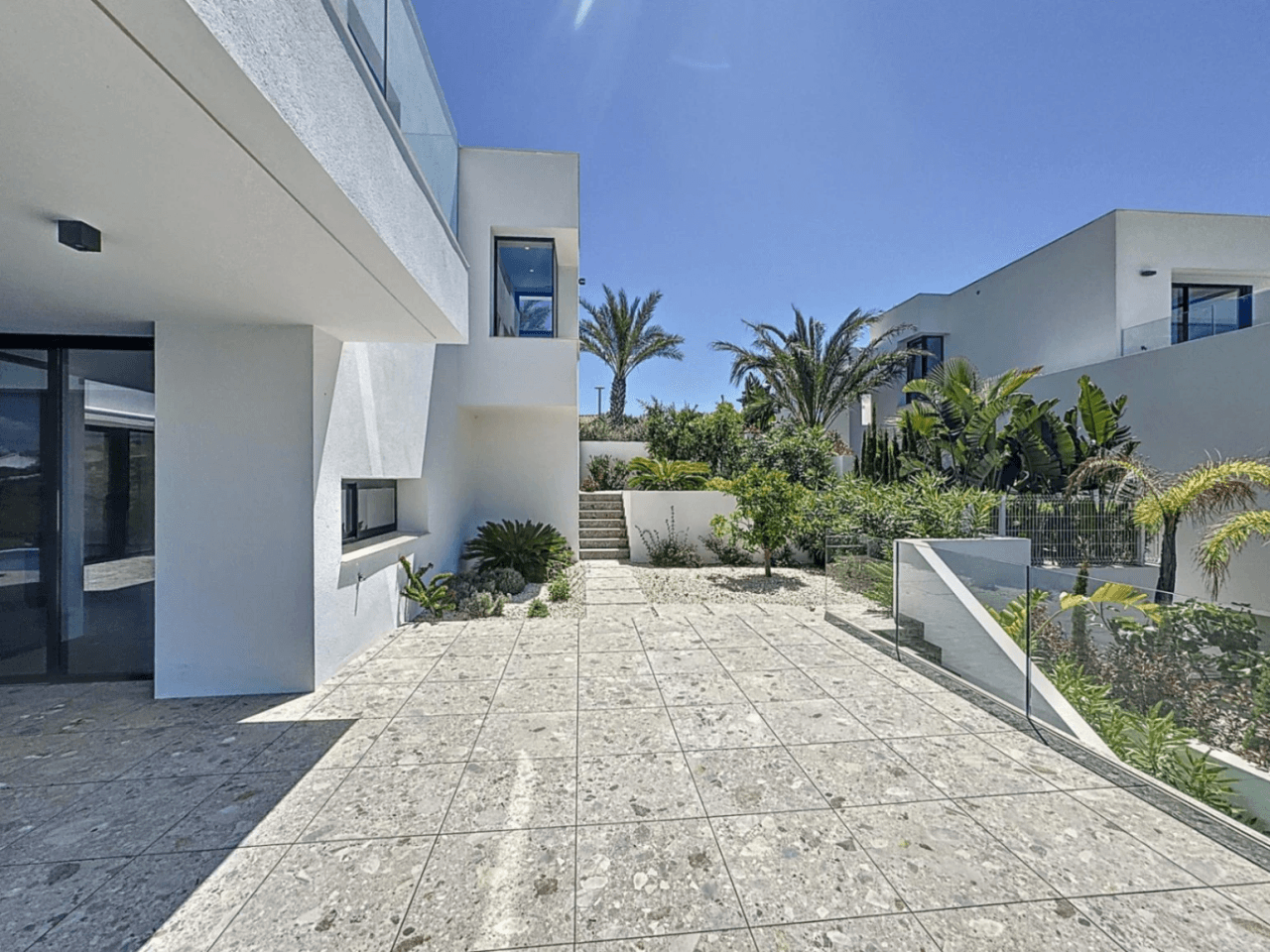 Villa moderne à Cumbre del Sol avec vue sur la mer, à ne pas manquer.