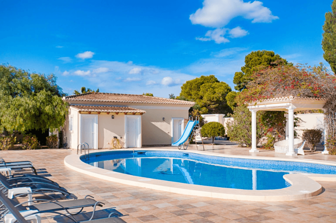 Grande villa élégante avec vue sur la mer à vendre à Moraira