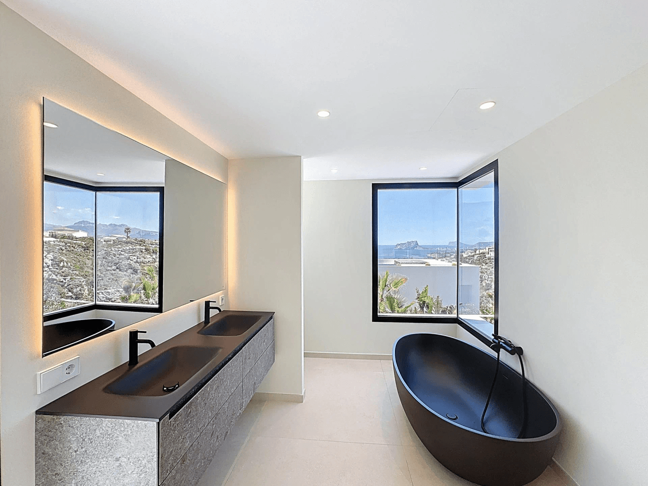 Villa moderne à Cumbre del Sol avec vue sur la mer, à ne pas manquer.