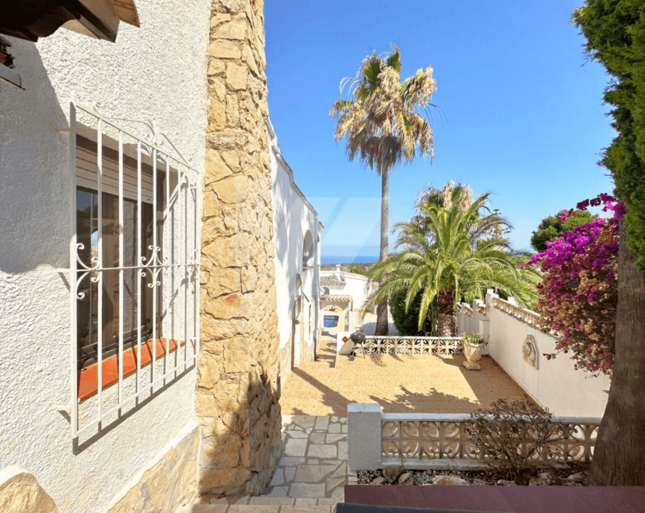 Villa à vendre à Moraira avec des vues spectaculaires sur la mer.