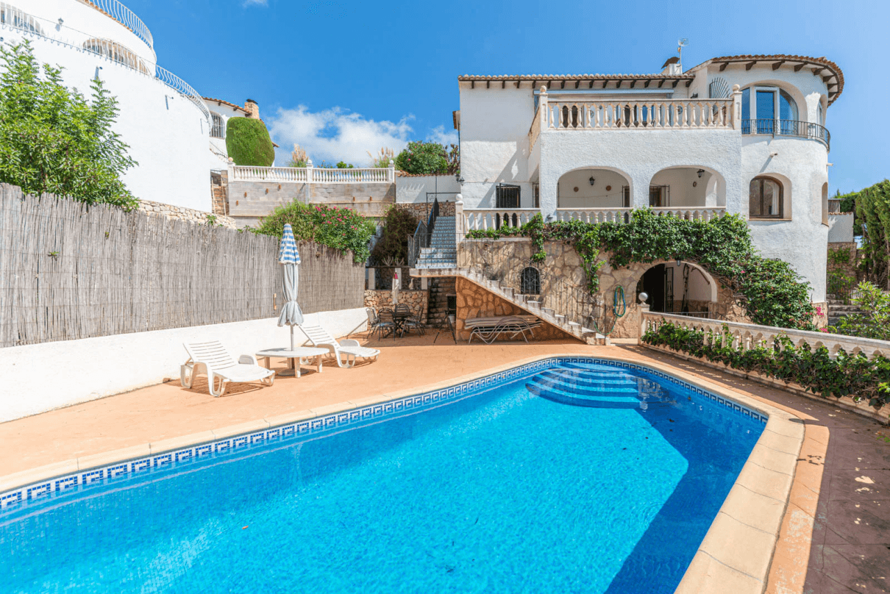 Villa à vendre à Benissa, Montemar, avec piscine privée.